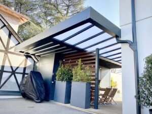 pergola avec abri scooter aluminium sur mesure a charbonnieres 1