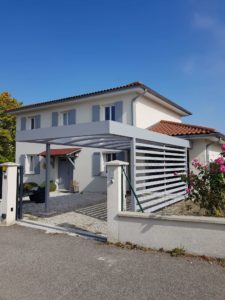 carport à toit plat adossé à brignais