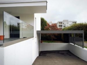 un carport aluminium adosé à lausanne en suisse