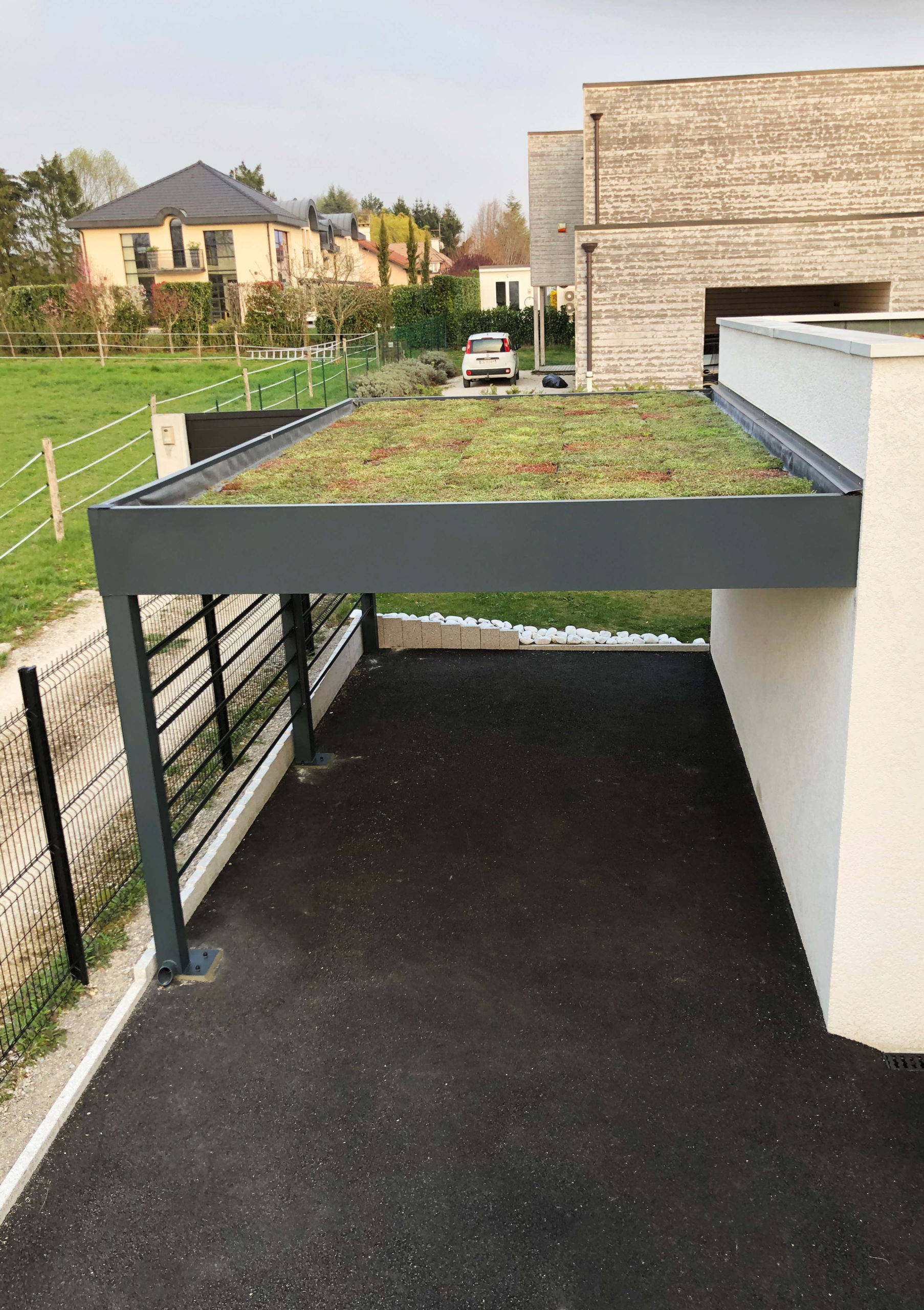 carport en aluminium avec toiture végétalisée