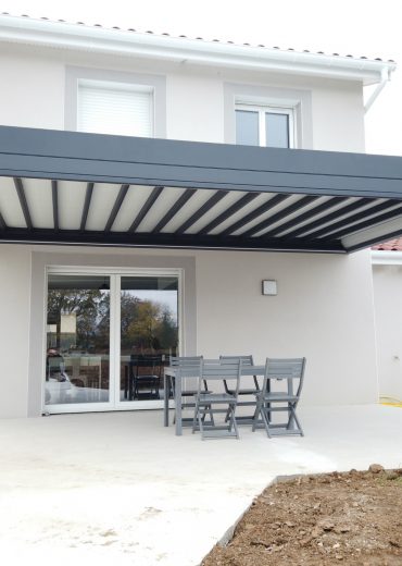 pergola en aluminium sur mesure à toit rétractable à villefranche.