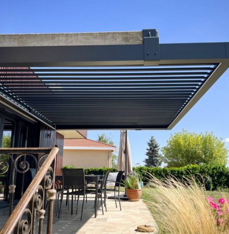 pergola-bioclimatique-suspendue-sur-mesure-haut-de-gamme