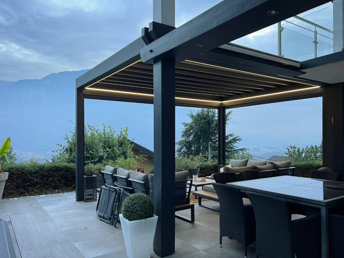 pergola-haut-de-gamme-aluminium-rétractable-ayse-haute-savoie