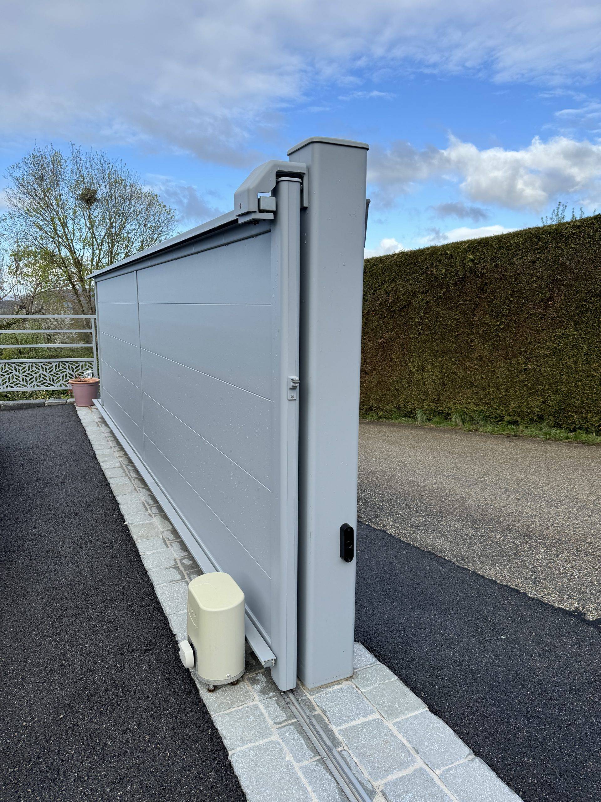 portail-coulissant-haut-de-gamme-aluminium-haute-savoir