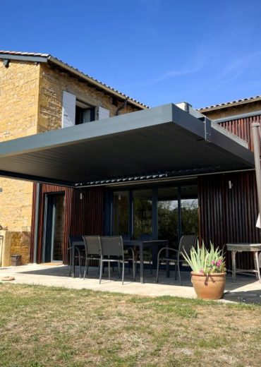 solution-de-pergola-lames-orientables-sans-poteau-theizé